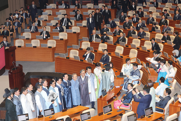 1일 서울 여의도 국회에서 열린 정기국회 개원식에 앞서 한복을 입은 더불어민주당 의원들과 상복을 입은 국민의힘 의원들이 참석해 있다. 연합뉴스