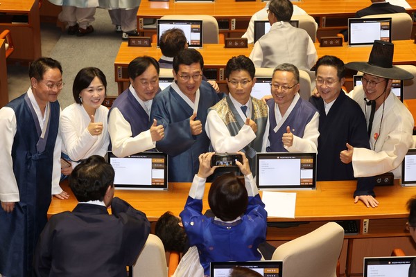1일 서울 여의도 국회 본회의장에서 열린 제429회 정기국회 개원식에서 한복을 입은 의원들이 기념촬영 하고 있다. 연합뉴스