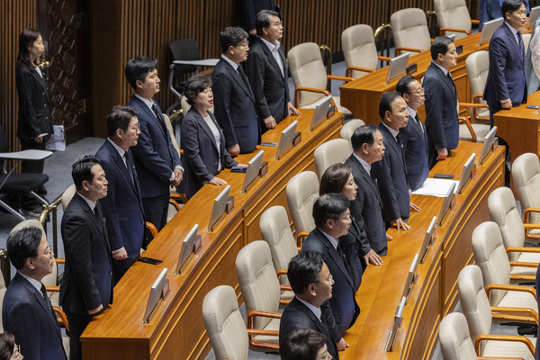 국민의힘 장동혁 대표와 송언석 원내대표를 비롯한 의원들이 1일 국회에서 열린 제429회 국회 정기회 개회식에 검은 상복을 입고 참석해 애국가를 부르고 있다. 연합뉴스
