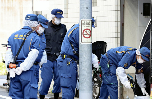 1일 일본 도쿄 세타가야구 한 거리에서 40대 한국 국적 여성이 흉기에 찔린 현장 부근을  수사관들이 수색을 벌이고 있다. 요미우리신문