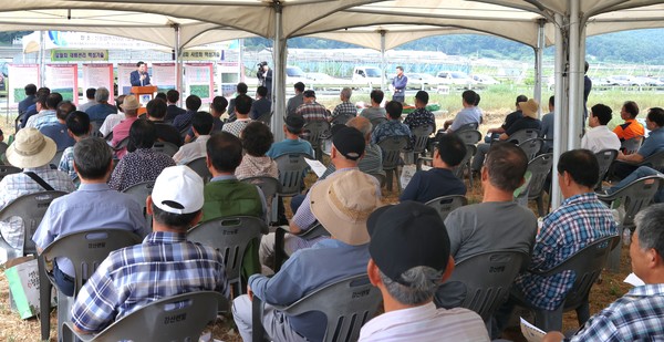 신규사료작물 알팔파 재배기술 보급 연시회에서 주낙영 시장이 인삿말을 하고 있다. 경주시 제공