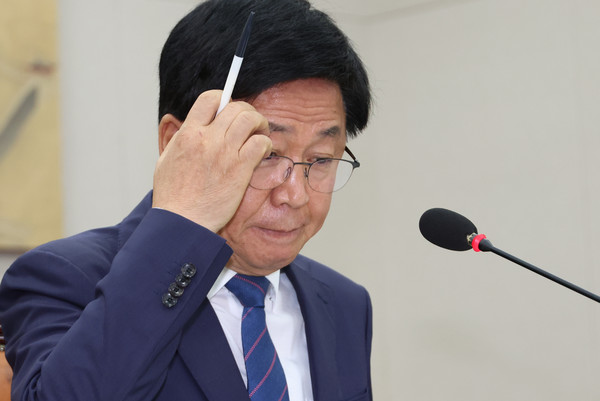 최교진 부총리 겸 교육부 장관 후보자가 2일 서울 여의도 국회 교육위원회에서 열린 인사청문회에서 위원 질의에 답하던 중 이마를 만지고 있다 연합뉴스