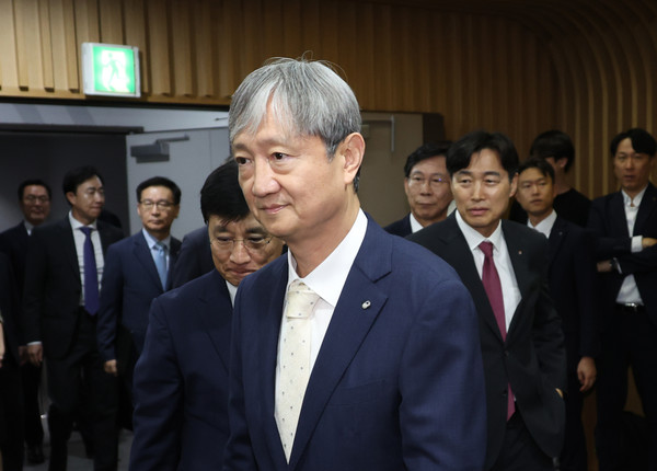 이찬진 금융감독원장이 1일 종로구 생명보험교육문화센터에서 열린 보험회사 CEO 간담회에서 참석자들과 함께 입장하고 있다. 연합뉴스