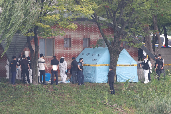 2일 대구 수성구 수성못 인근에서 현역 육군 대위가 총상을 입고 사망한 채 발견된 가운데 사건 현장에서 육군수사단, 경찰 과학수사대 등이 현장조사를 벌이고 있다. 연합뉴스
