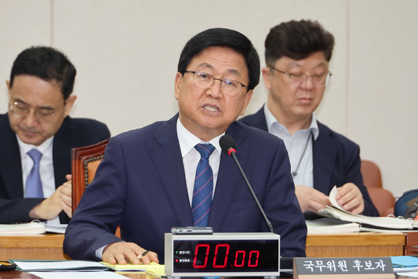 최교진 부총리 겸 교육부 장관 후보자가 2일 서울 여의도 국회 교육위원회에서 열린 인사청문회에서 위원 질의에 답하고 있다.  연합뉴스