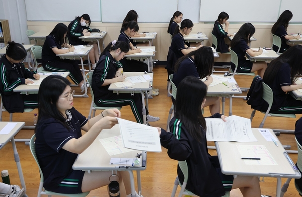 ▲ 2026학년도 대학수학능력시험 9월 모의평가 시험일인 3일 오전 부산 금정구 사대부고 학생들이 시험을 준비하고 있다. 연합