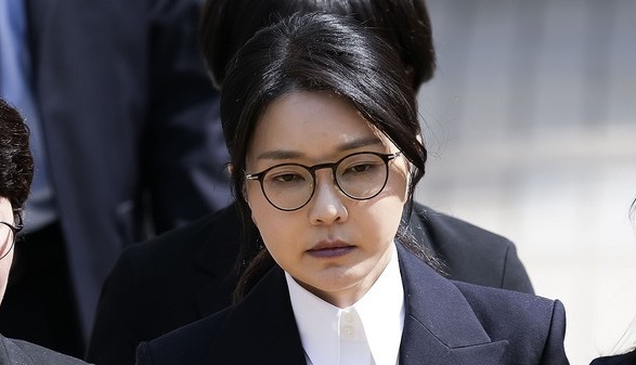 윤석열 전 대통령 부인 김건희 여사가 지난 12일 구속 전 피의자 심문(영장실질심사)을 마친 뒤 서울 서초구 서울중앙지법을 나서고 있다. 연합뉴스