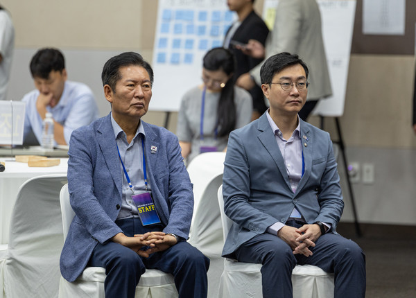 더불어민주당 정청래 대표(왼쪽)가 6일 경기도 고양시 킨텍스에서 열린 평당원 최고위원 선출 경선공론화 조사 행사에 참석해 있다. 오른쪽은 당원주권정당 특별위원회 위원장인 장경태 의원. 연합뉴스