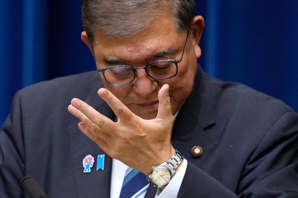 7일 일본 도쿄 총리 관저에서 기자회견을 연 이시바 시게루 일본 총리가 자민당 총재직 사임을 선언했다. AFP 연합뉴스