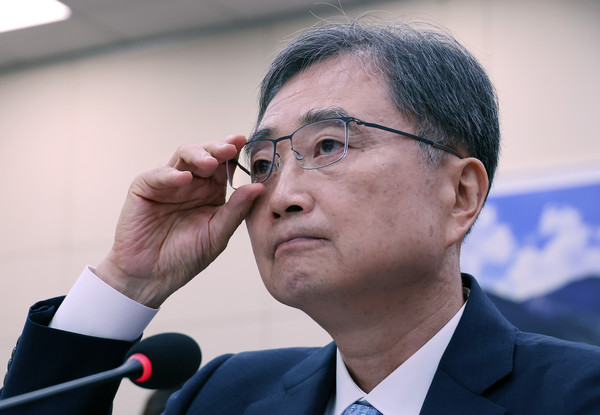 조현 외교부 장관 후보자가 17일 서울 여의도 국회 외교통일위원회에서 열린 인사청문회에서 안경을 고쳐 쓰고 있다. 연합뉴스