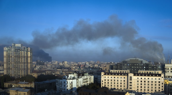 러시아의 대규모 공습으로 인해 우크라이나 수도 키이우가 연기에 휩싸인 모습이다. EPA 연합뉴스