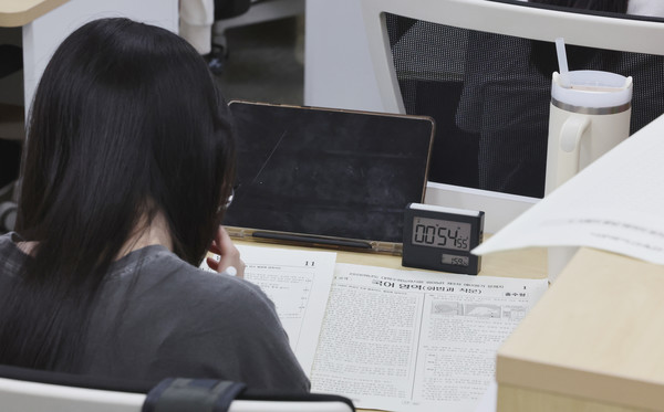 2026학년도 대학수학능력시험을 100일 앞둔 5일 서울 마포구 종로학원에서 수험생들이 모의 시험문제를 풀고 있다. 연합뉴스