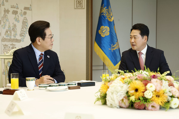 이재명 대통령이 8일 용산 대통령실에서 열린 여야 지도부 오찬 회동에서 국민의힘 장동혁 대표와 대화하고 있다. 연합뉴스