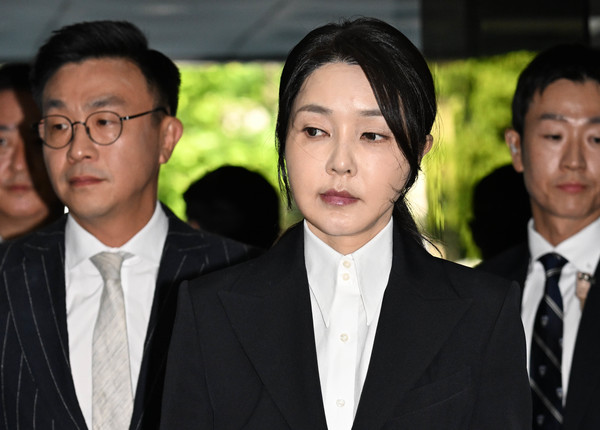 윤석열 전 대통령 부인 김건희 여사가 12일 구속 전 피의자 심문(영장실질심사)을 받기 위해 서울 서초구 서울중앙지법에 출석하고 있다. 연합뉴스