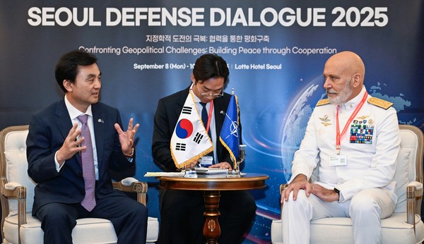 안규백 국방부 장관이 9일 서울 중구 롯데호텔에서 열린 서울안보대화에 참석한 주세페 카보 드라고네 북대서양조약기구 군사위원장과 양자회담하고 있다. 국방부 제공