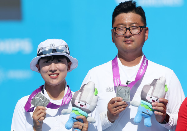 10일 광주 동구 국립아시아문화전당 5·18민주광장에서 열린 2025 세계양궁선수권대회 혼성 단체전 결승 시상식에서 안산과 김우진이 은메달을 들어보이고 있다. 연합뉴스