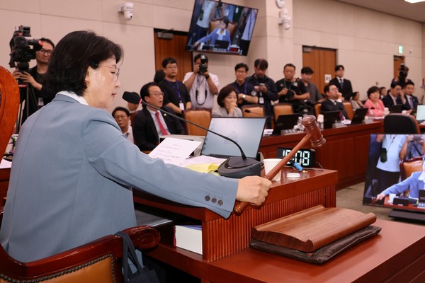 10일 서울 여의도 국회에서 열린 법제사법위원회 전체회의에서 추미애 위원장이 검찰개혁 입법청문회 실시계획서 채택의 건을 통과시키며 의사봉을 두드리고 있다. 연합뉴스