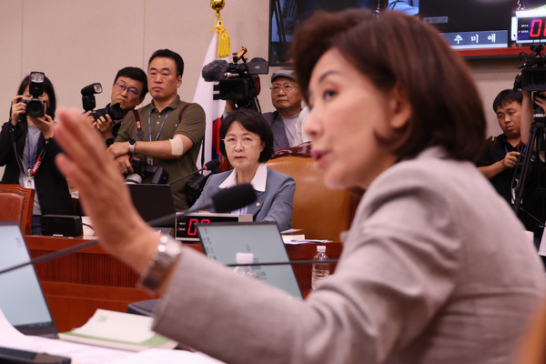 10일 서울 여의도 국회에서 열린 법제사법위원회 전체회의에서 국민의힘 나경원 의원이 검찰개혁 입법청문회 관련 의사진행에 대해 항의하고 있다. 연합뉴스