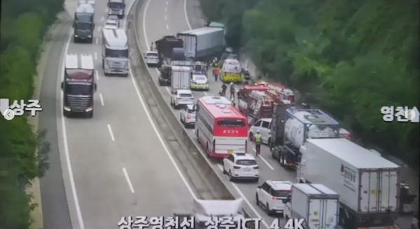 11일 경북 상주시 낙동면 상주영천고속도로에서 차량 5대가 연쇄 추돌하는 사고가 발생해 당국이 사고를 수습 중이다. 경북소방본부 제공