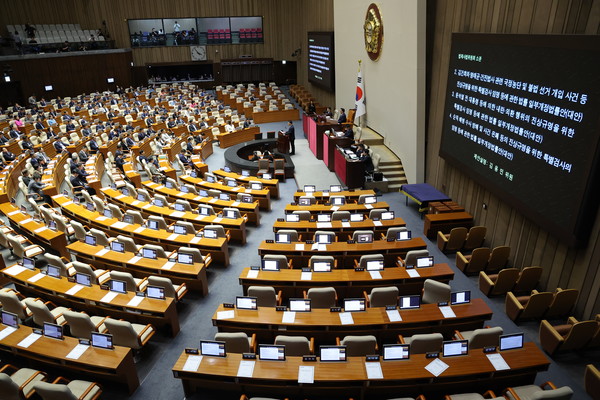 더불어민주당 김용민 의원이 11일 서울 여의도 국회에서 열린 본회의에서 3대 특검법 제안 설명을 하고 있다. 연합뉴스
