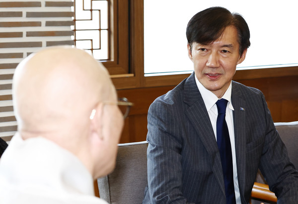 조국혁신당 조국 혁신정책연구원장이 4일 서울 종로구 조계사를 방문, 총무원장 진우스님을 예방하고 있다. 연합뉴스