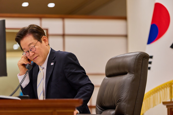 이재명 대통령이 11일 서울 용산 대통령실에서 에마뉘엘 마크롱 프랑스 대통령과 통화하고 있다. 대통령실 제공
