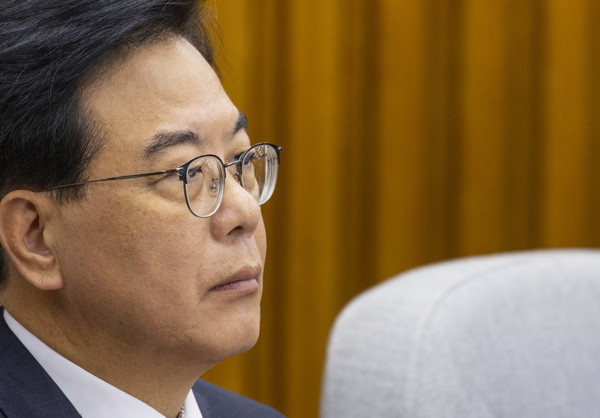 국민의힘 송언석 원내대표가 12일 국회에서 열린 당 주최로 열린 '이재명 정부 100일 국정 파탄 실정 토론회'에서 참석자들의 발언을 듣다 생각에 잠겨 있다. 연합뉴스