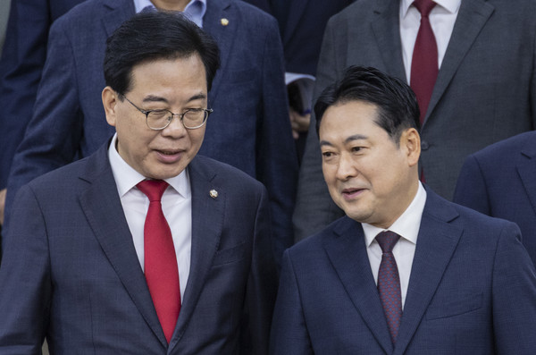 국민의힘 장동혁 대표와 송언석 원내대표가 12일 국회에서 열린 당 주최로 열린 '이재명 정부 100일 국정 파탄 실정 토론회'에 입장하고 있다. 연합뉴스