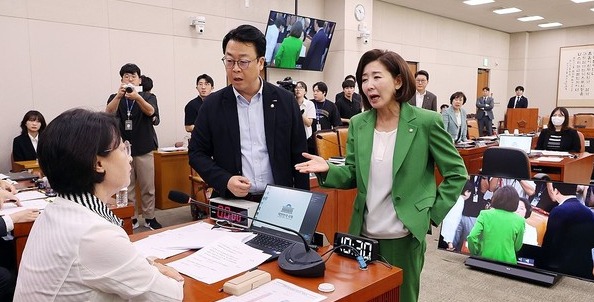 지난 2일 서울 여의도 국회에서 열린 법제사법위원회 전체회의에서 국민의힘 나경원 의원등이 추미애 위원장의 회의 진행 방식에 항의하고 있다. 연합뉴스
