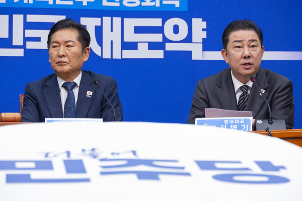 더불어민주당 김병기 원내대표가 12일 국회에서 열린 최고위원회의에서 발언하고 있다. 연합뉴스