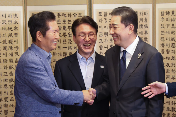 더불어민주당 정청래 대표와 김병기 원내대표가 14일 서울 종로구 총리 공관에서 열린 당·정·대(더불어민주당·정부·대통령실) 고위급 만찬회동에서 만나 악수하고 있다. 연합뉴스