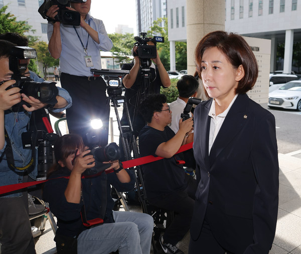 국민의힘 나경원 의원이 15일 서울 양천구 서울남부지방법원에서 열린 '국회 패스트트랙(신속처리안건) 충돌 사건' 1심 결심 공판에 출석하고 있다. 연합뉴스