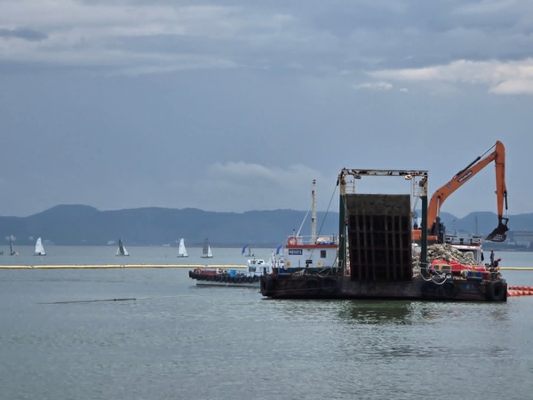 ▲ 14일, 국제요트대회 참가 요트들이 영일대 앞 잠제공사가 진행중인 곳에서 멀찍이 떨어진 어선 항로 에서 요트경기를 치르고 있다. 강병찬 기자