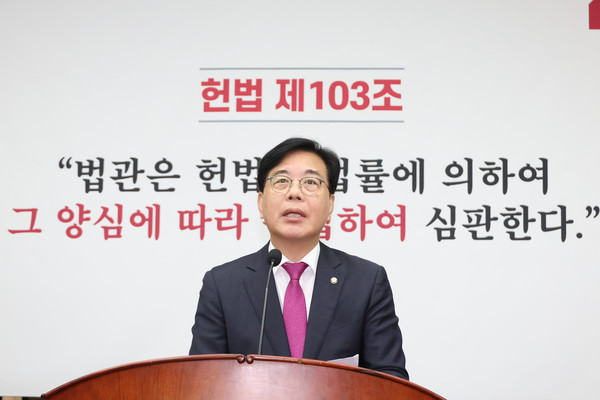 국민의힘 송언석 원내대표가 16일 서울 여의도 국회에서 열린 의원총회에서 여당의 조희대 대법원장 사퇴 요구 등 사법부 압박을 비판하고 있다. 연합뉴스