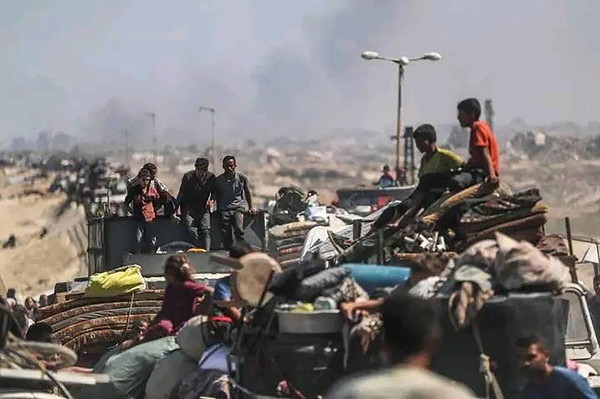 16일(현지시간) 이스라엘의 가자 공습을 피해 탈출하는 피난민들의 행렬이 이어지고 있다. 타스 연합뉴스