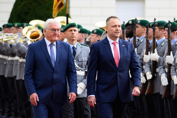 프랑크발터 슈타인마이어(왼쪽) 독일 대통령과 카롤 나브로츠키 폴란드 대통령. AP 연합뉴스