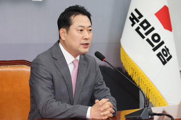 국민의힘 장동혁 대표가 17일 서울 여의도 국회에서 열린 기자간담회에서 권성동 의원의 구속 등 현안 관련 질문에 답하고 있다.  연합뉴스