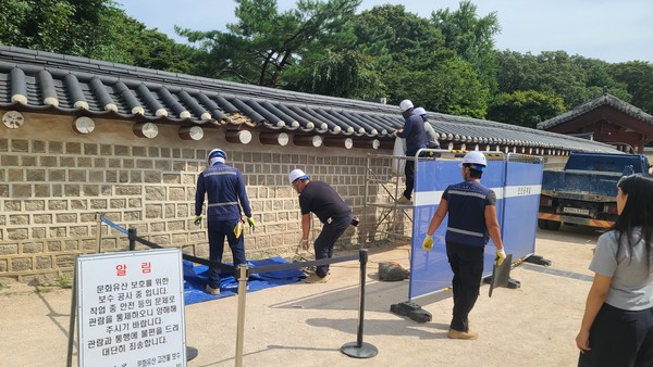 15일 서울 종로구 종묘 담장 기와가 훼손된 사건이 발생해 국가유산청 직영 보수단이 복구 작업을 진행하고 있다. 국가유산청 제공