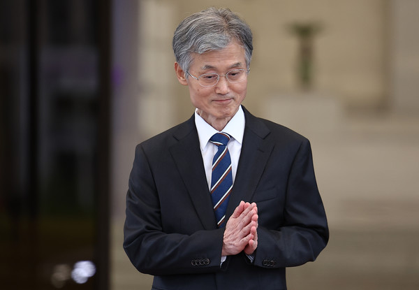 조희대 대법원장이 17일 서울 서초구 대법원에서 퇴근하기 위해 이동하며 두 손을 모으고 있다. 연합뉴스