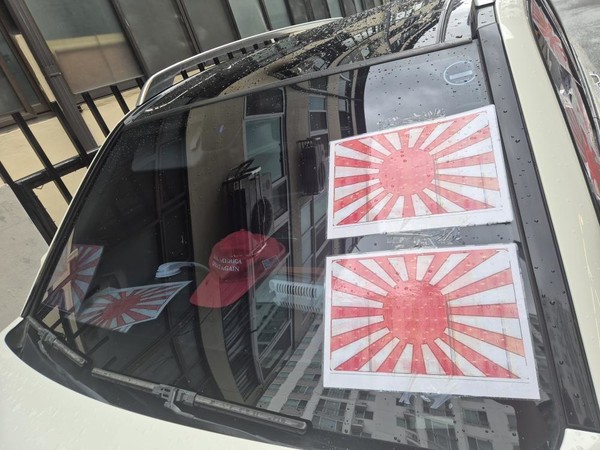 지난 17일 김천에서 목격된 '욱일기 벤츠'. 보배드림 인스타그램