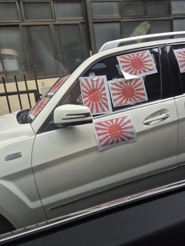 지난 17일 김천에서 목격된 '욱일기 벤츠'. 보배드림 인스타그램