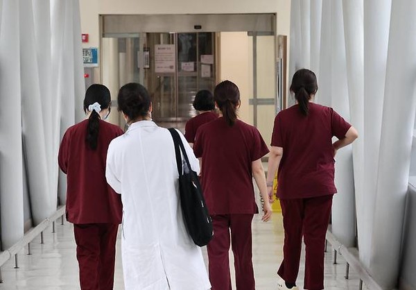 서울 한 대학병원에서 간호사들이 이동하는 모습. 연합뉴스