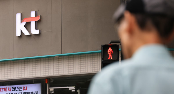  9일 한 시민이 서울 kt 판매점 앞을 지나고 있다. kt 가입자들의 집단 소액결제 피해가 발생한 가운데 이번 사건이 결제 카드 정보 도난 등 2차 피해로 이어질 수 있다는 전문가 경고가 나왔다.  연합뉴스