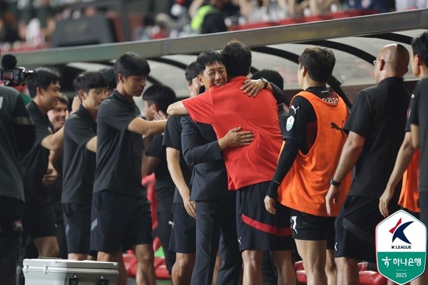 빠툼과의 ACL2 H조 조별리그 1차전서 승리 후 박태하(가운데) 포항 감독이 선수단과 포옹하며 자축하고 있다. 한국프로축구연맹 제공 