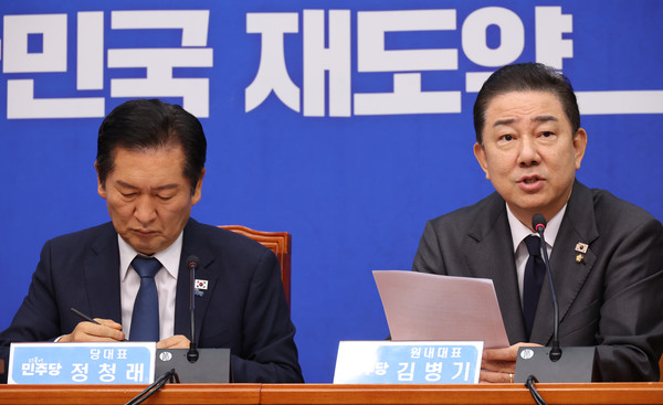  더불어민주당 김병기 원내대표가 19일 국회에서 열린 최고위원회의에서 발언하고 있다. 왼쪽은 정청래 대표. 연합뉴스