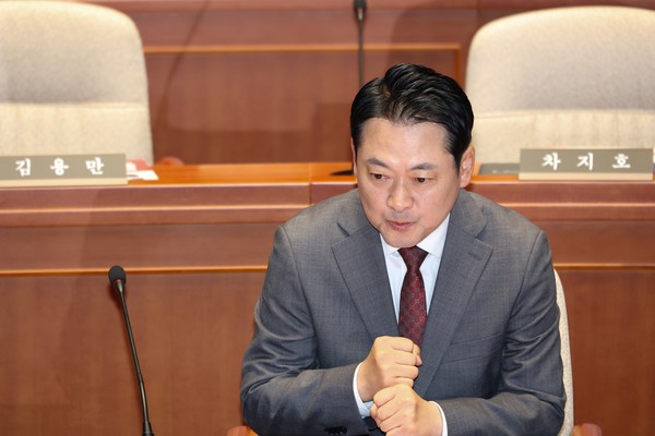 국민의힘 장동혁 대표가 19일 국회에서 열린 의원총회에 입장해 있다. 연합뉴스