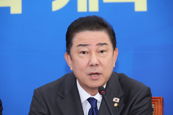 더불어민주당 김병기 원내대표가 21일 서울 여의도 국회에서 취임 100일 기자간담회를 하고 있다. 연합뉴스