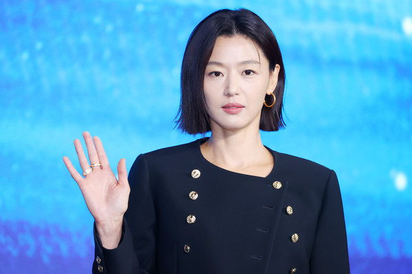 배우 전지현이 2일 서울 종로구 포시즌스호텔에서 열린 디즈니+ 오리지널 시리즈 '북극성' 제작발표회에서 포즈를 취하고 있다. 연합뉴스