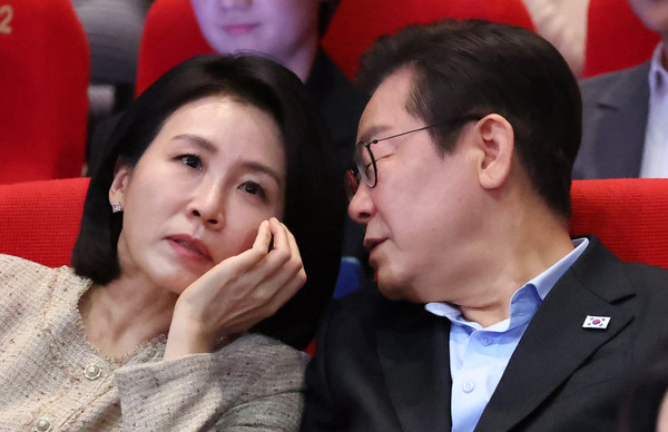 이재명 대통령과 김혜경 여사가 20일 부산 해운대구 영화의전당에서 부산국제영화제 공식상영작 '극장의 시간들' 관람 후 대화하고 있다.  연합뉴스