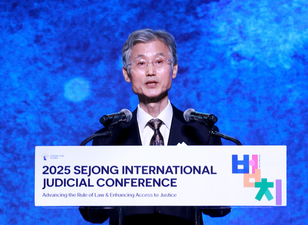 조희대 대법원장이 22일 서울 중구 신라호텔에서 열린 '2025 세종 국제 콘퍼런스'에서 개회사를 하고 있다. 연합뉴스